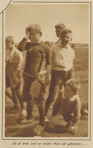 872196 Afbeelding van een groepje kinderen dat de schoolvakantie viert op een braakliggend terrein in de wijk Oog in Al ...